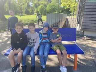 In der Ablachschule wird die neue Freundschaftsbank der VR Bank Donau-Oberschwaben von der Klasse 2c  feierlich eingeweiht. 