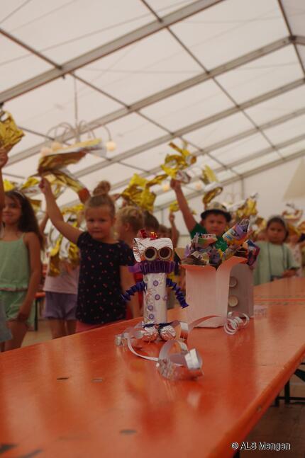 Tischdeko aus recycelten Materialen mit Einlauf der Aliens im Hintergrund
