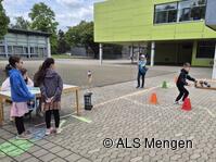Steckenpferd-Reiten auf dem kleinen Onkel