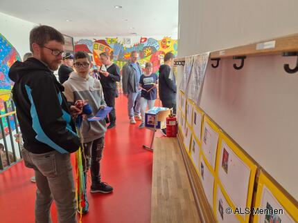 Besucher des Schulfests wählen ihr Lieblingsbuch