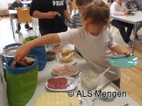Selbstbedienung am Brot-Buffet