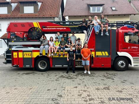 Gruppenbild auf dem Einsatzwagen