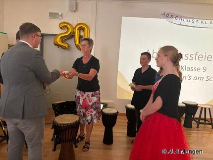Zeugnisse und Geschenke für die AbschlussschülerInnen