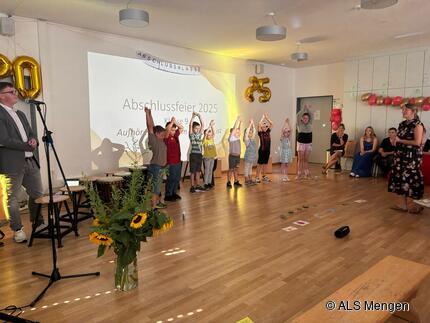 Klasse 1 singt für die AbschlussschülerInnen
