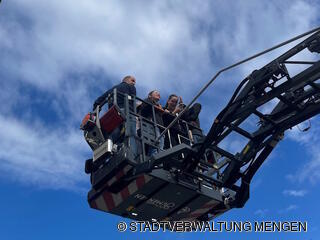 Auszubildende auf der Drehleiter