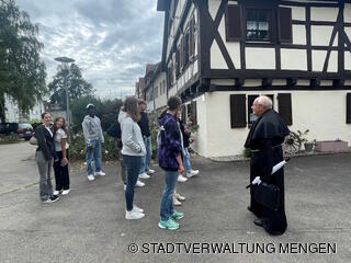 Auszubildende auf Stadtführung mit Bruder Johannes