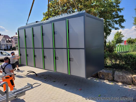 Fahrradboxen werden in Mengen aufgestellt. 