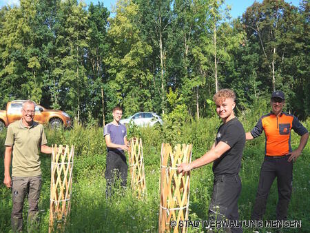 Stefan Vollmer (links) freut sich mit Felix Bartels (rechts) über den Start des Arboretums. Pflegen wird es künftig unter anderem Fabian Kern, der im letzten Lehrjahr ist.
