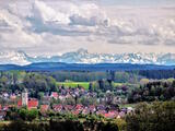 Blick nach Ennetach mit Alpenpanorama