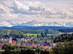 Blick nach Ennetach mit Alpenpanorama