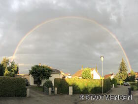 Regenbogen über Mengen