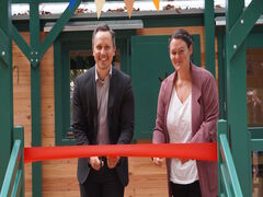 Bürgermeister Philip Schwaiger und Naturkindergartenleiterin Stefanie Müller zerschneiden das Band bei der feierlichen Eröffnung.