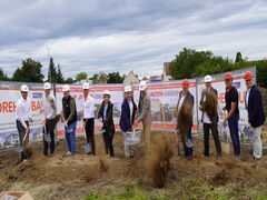 Die zuständigen Mitarbeiter der Activ-Group, von Dreher Bau, Netto, Edeka und Schneckenburger machen mit Bürgermeister Schwaiger den Spatenstich für das Hepp-Areal