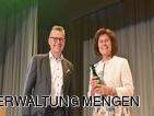 Bürgermeister Bubeck übergibt Sekt an Rektorin Kempf