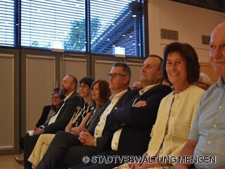 Rektorin Gudrun Kempf bei der Feierstunde im Bürgerhaus Ennetach. Mit dabei sind Georg Bacher, Bürgermeister Stefan Bubeck, Claudia Ostertag, Christine Fuch (vom Schulamt) und Kai Thumm (Elternbeirat). 
