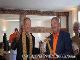 Pfarrer Einsiedler weiht das Haus