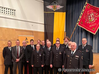 Die Geehrten, darunter Bürgermeister Stefan Bubeck (Zweiter von links), Kommandant Frank Seeger (Dritter von rechts) und Ernst Selg (ganz rechts) bei der Verbandsversammlung. 