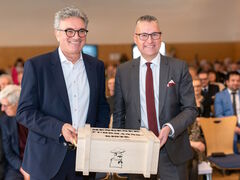 Dr. Dieter Salomon erhält eine Fuhrmannskiste von Bürgermeister Bubeck 