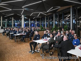 Mehr als 140 Teilnehmende hören gespannt den Vortrag in der neuen Kantine von Schunk. 