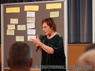 Johanna Benz-Spies stellt die Arbeit der MenschenRäume und die Ideen vor. 