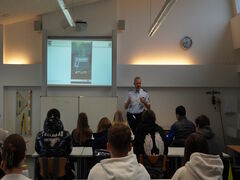 Fabian Hengstler in der 10. Klasse mit der Filmsequenz zu #machdeinhandynichtzurwaffe 