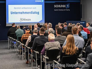 Die Teilnehmenden warten gespannt auf den Vortrag über Schunk. 