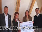 Scheckübergabe im Rathaus