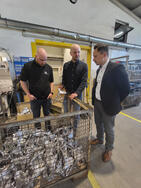 v. l. Jonas Burth und Andrej Wetzel zeigen Bürgermeister Philip Schaiger fertige Teile und erklären den Bearbeitungsprozess (Stadt Mengen)