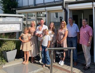 Foto: (v. l.) Marina Steinwand und Fabian Störkle mit ihren Kindern beim Besuch von Wirtschaftsförderin Kerstin Keppler sowie Ralf Siemes und Burkhard Gans vom Gewerbeverein Mengen (Stadt Mengen)