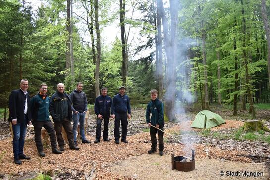 Bürgermeister Stefan Bubeck (links) freut sich mit den zuständigen Mitarbeitern der Forstwirtschaft, des Landratsamtes, dem Kümmerer und der Feuerwehr über die gelungene Eröffnung. Stilecht gab es auch Grillwürstchen. (Foto: Stadt Mengen) 