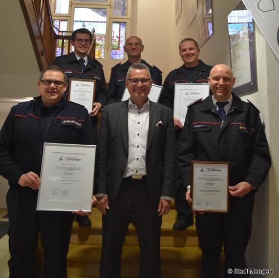 Die Kommandanten der Abteilung Beuren und Mengen mit Bürgermeister Stefan Bubeck, der allen für ihr Engagement dankte. (Foto: Stadt Mengen)