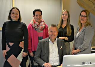 Die Stabstelle Bürgermeister im Mengener Rathaus ist wieder komplett besetzt: Bürgermeister Stefan Bubeck (Mitte), Wirtschaftsförderin Kerstin Keppler (von rechts), Verwaltungsfachangestellte Maxima Göggel, Nachhaltigkeitsbeauftrage Tanja Japs und Pressesprecherin Anne Laaß. Auf dem Bild fehlt Heike Leven. (Foto: Gabriel Reiner)