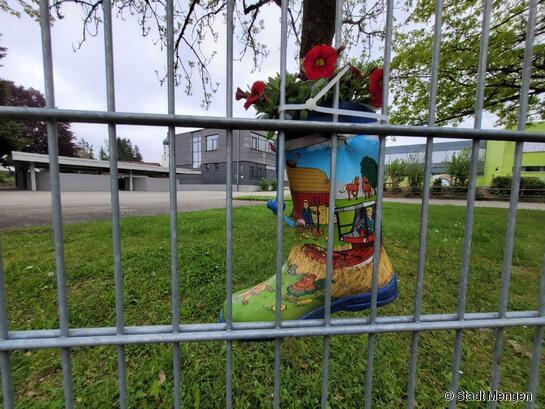 Bunte Gummistiefel zieren den Zaun der Ablachschule. 