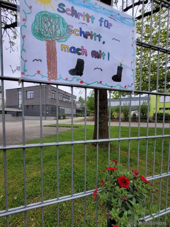 Die Aktion soll Eltern und Kinder animieren, den Schulweg zu Fuß zurückzulegen. (Fotos: Stadt Mengen)