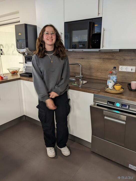 STARTklar-Schülerinnen unterstützen bei der verantwortungsvollen Tätigkeit des Pflegepersonals der Zielgersche. (Fotos: Start-klar)