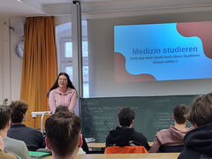 Medizinstudentin informiert Gymnasiasten über Studium