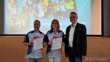  Stolz präsentieren die Athleten der GSG Mengen, Abteilung Dart, ihre Auszeichnung. 