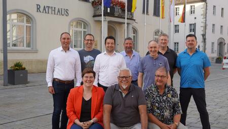 Foto: Die Ausschussmitglieder des Mengener Gewerbevereins, v. l. obere Reihe: Patrick Remensperger, Marcel Dietsche, Michael Zeller, Ralf Siemes, Rolf Buck, Klaus Müller, Thomas Dau; 2. Reihe v. l. Vanessa Schumacher, Wolfgang Mors, Burkhard Gans; es fehlen: Peter Jung, Massimo Di Luccia und Oliver Buck (Foto: Stadt Mengen) 