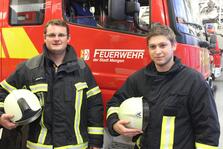 Auf dem Bild : Michael Bacher (links) und Valentino Tutic teilen nicht nur Arbeitsplatz sondern auch ihre Passion für die Feuerwehr