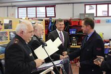 Bild : Verleihung der Einsatzmedaille Fluthilfe 2013, hier an Roland Bauer.