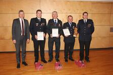 Die mit der Verdienstmedaille Geehrten:  
Von links : Bürgermeister Stefan Bubeck, Christian Zielke, Herbert Schlieske, Johann Frick und Kommandant Frank Seeger