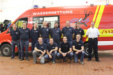 Ausbilder und Prüflinge: 
hinten von links: Thomas Teufel, Frank Seeger (Kommandant), Florian Pfau (Abteilungskommandant Abt. Stadt), Holger Mayer (Leiter Wasserrettung), Stefan Widmann, Wolfgang Mangold, Peter Bühler, Frank Wilbert (Landesfeuerwehrschule Baden-Württemberg)
vorn von links: Tobias Geiger, Manuel Reck, Florian Eisele, Tobias Leichtle