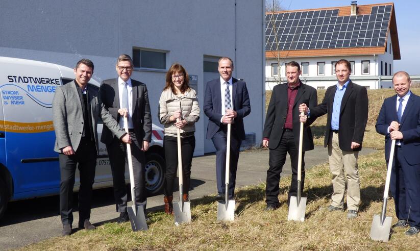 Auf dem Bild (v.l.n.r.): EnBW Kommunalberater Stefan Dangel, Bürgermeister Stefan Bubeck, Betriebsleiterin Carmen Heine, Klaus Härle (Leiter Kommunale Beziehungen Oberschwaben, EnBW), Tobias Weidlich (Technischer Leiter), Torge Andersen (Projekleiter), Dr. Andreas Kühner (Leiter Netzentwicklung Netze BW)