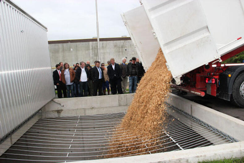So sieht ein Tank für Hackschnitzel aus, nachdem Baumstämme als reines Verbrennungsmaterial verhäckselt sind. (Foto: Volker Knab)
