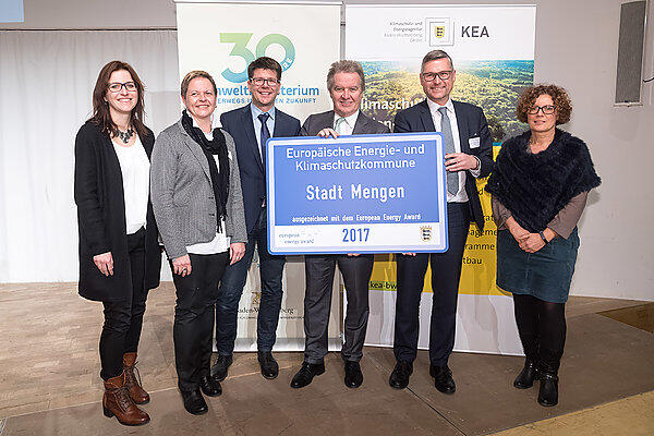 v.l. Carmen Heine (Betriebsleiterin Stadtwerke), Iris Ege (Energieagentur Biberach), Stadtkämmerer Holger Kuhn, Umweltminister Franz Untersteller, Bürgermeister Stefan Bubeck, Petra Geschwender (Stadtverwaltung Mengen) (Foto: Martin Stollberg)