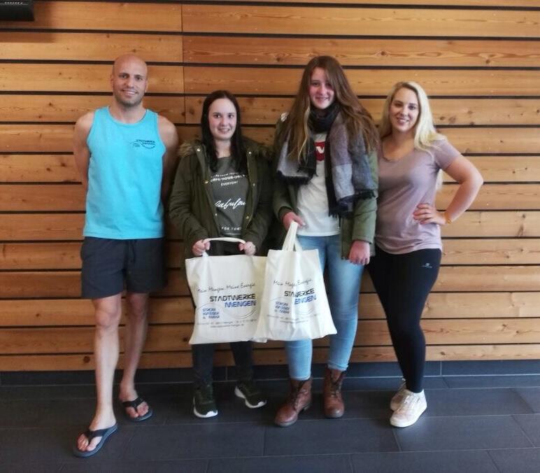 v.l.n.r. Herr Dinser, Bäderleiter, Girls Day Teilnehmerinnen, Frau Thiyagarajah, Fachangestellte für Bäderbetriebe