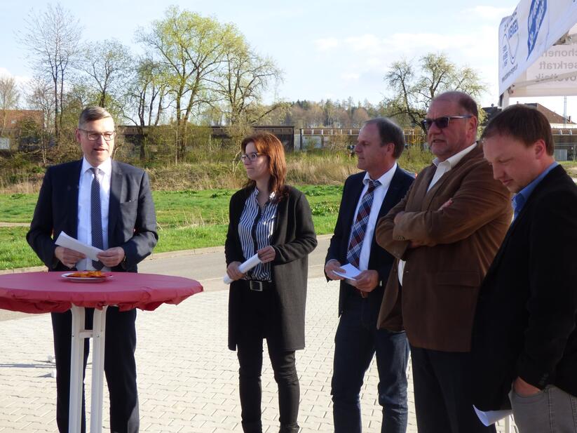 von links nach rechts: Bürgermeister Stefan Bubeck, Stadtwerke Betriebsleiterin Carmen Heine, Klaus Härle EnBW, Winfried Herter Netze BW, Torge Andersen Netze BW